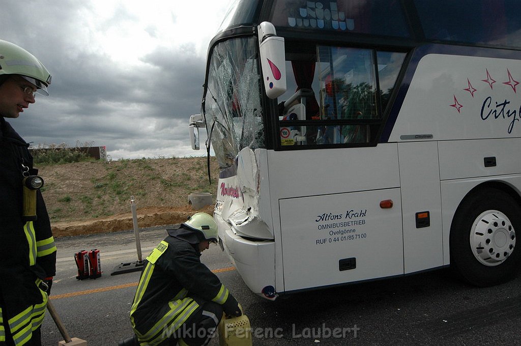 VU Auffahrunfall Reisebus auf LKW A 1 Rich Saarbruecken P25.jpg